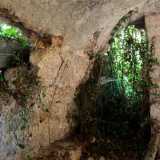 Ci ritroviamo in un unico ambiente largo 5 per 3 metri, da cui entra poca luce...